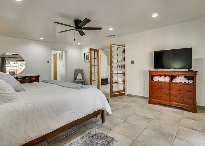 Ferienhaus Walkable Uptown Gem! 3 Mi To Mtns Preserve